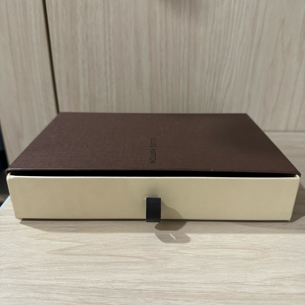 24 hour sale! Only $575 Beautiful Louis Vuitton Zippy Wallet - Picture 10 of 10